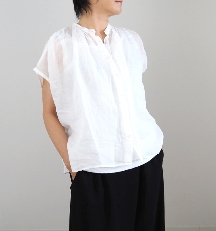 MidiUmi ラミーギャザーノースリーブシャツ スタイリング