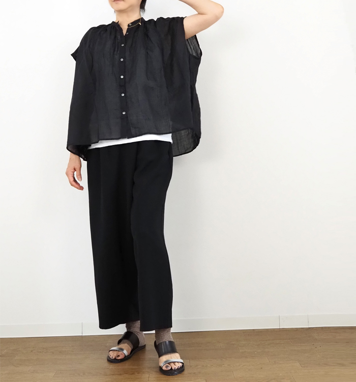 MidiUmi ラミーギャザーノースリーブシャツ スタイリング