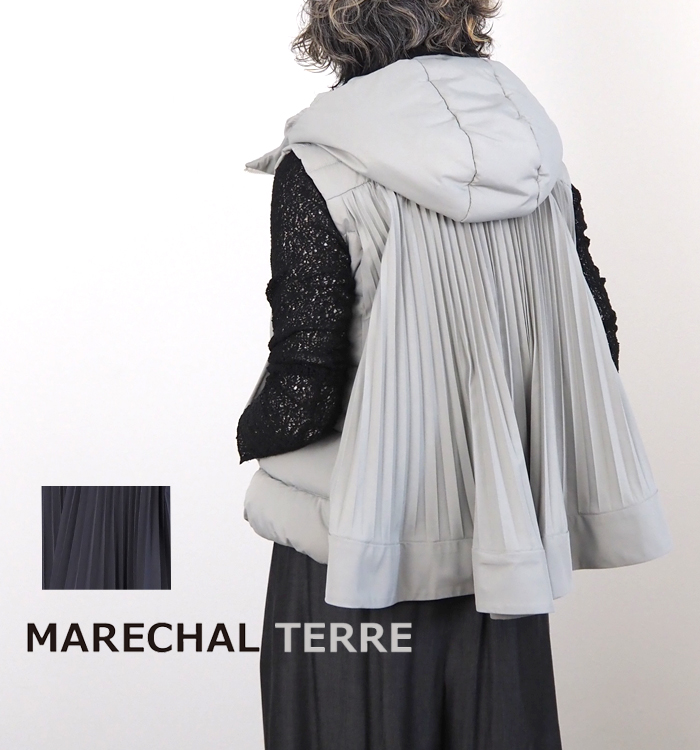 MARECHAL TERRE プリーツダウンベスト 後ろ姿 グレイッシュベージュ