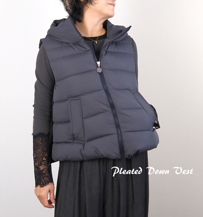 MARECHAL TERRE プリーツダウンベスト 前面 チャコールグレー 着用イメージ