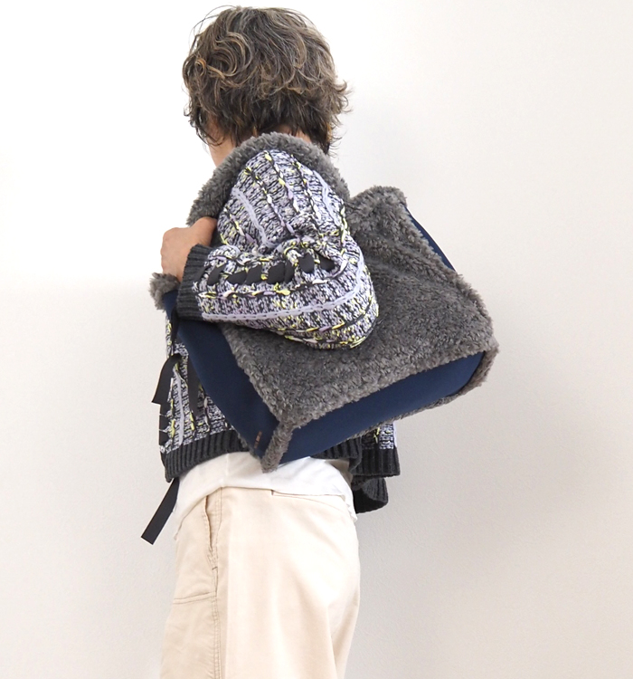 グレー×ネイビーのボアトートバッグ 肩にかけた着用イメージ