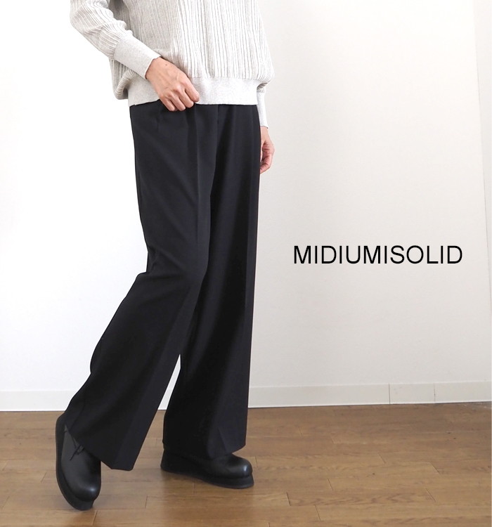 MIDIUMISOLID ダブルタックワイドパンツ ブラック 着用イメージ