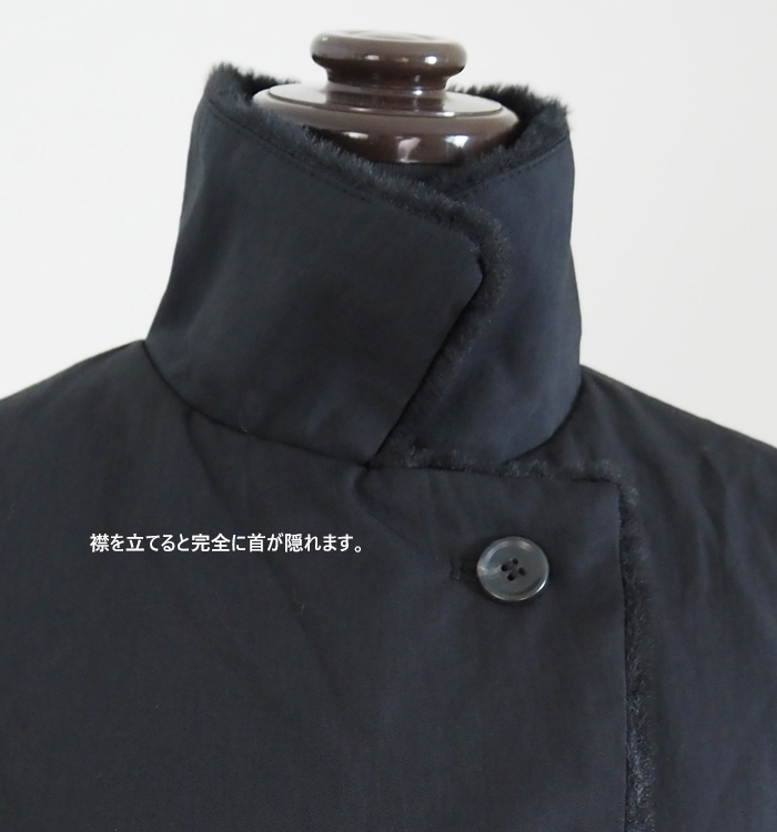 mizuiro ind 裏ボアトレンチライクコート 襟を立てて首元を覆ったところ