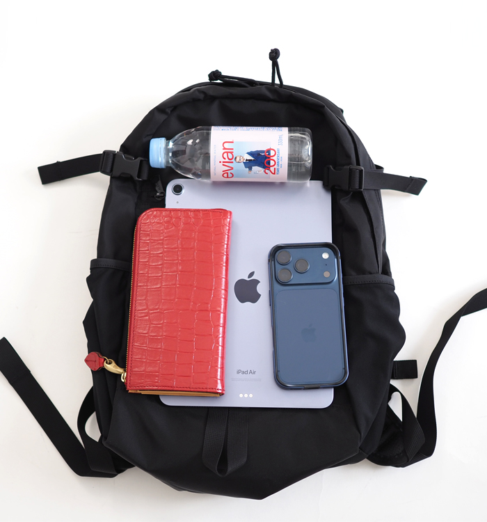 財布・iPad・スマートフォン・水筒を並べた収納イメージ