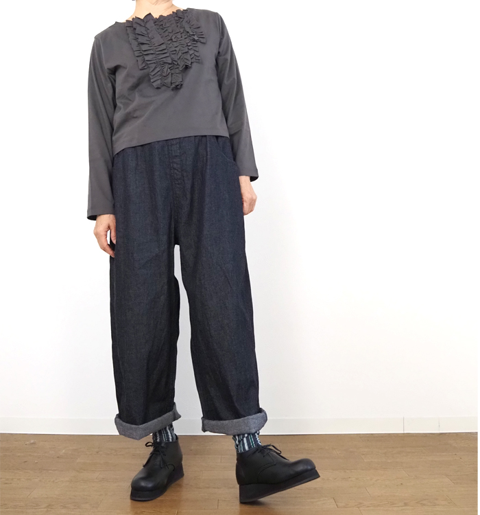 ベージュのブラウスと合わせた着用スタイリング ロールアップもおすすめ